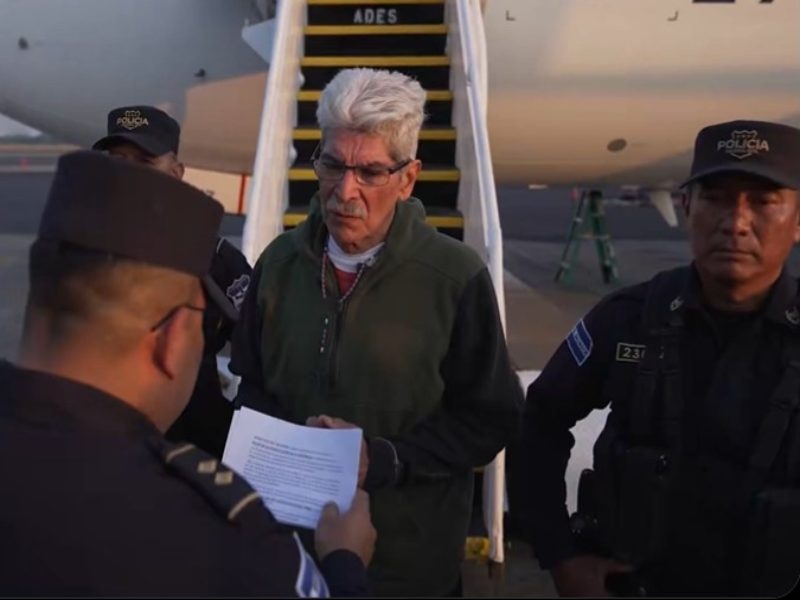 Norman Quijano fue recibido por las autoridades salvadoreñas tras su extradición desde Estados Unidos. La condena fue dictada en abril de 2024.