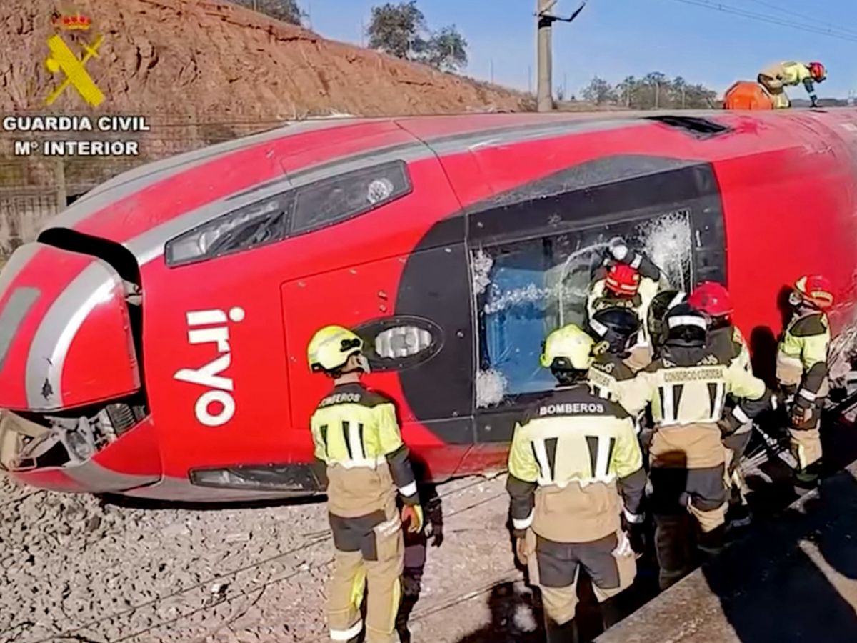 Vagones de trenes de Renfe e Iryo quedaron destruidos tras el violento impacto ocurrido en el sur de España. Fotografía/ AFP