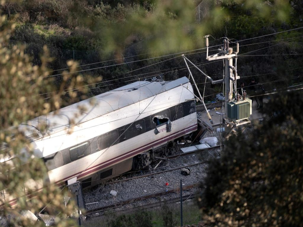 Al menos 40 personas murieron y más de 120 resultaron heridas en el accidente ferroviario más grave en España en más de una década. Fotografía/ AFP