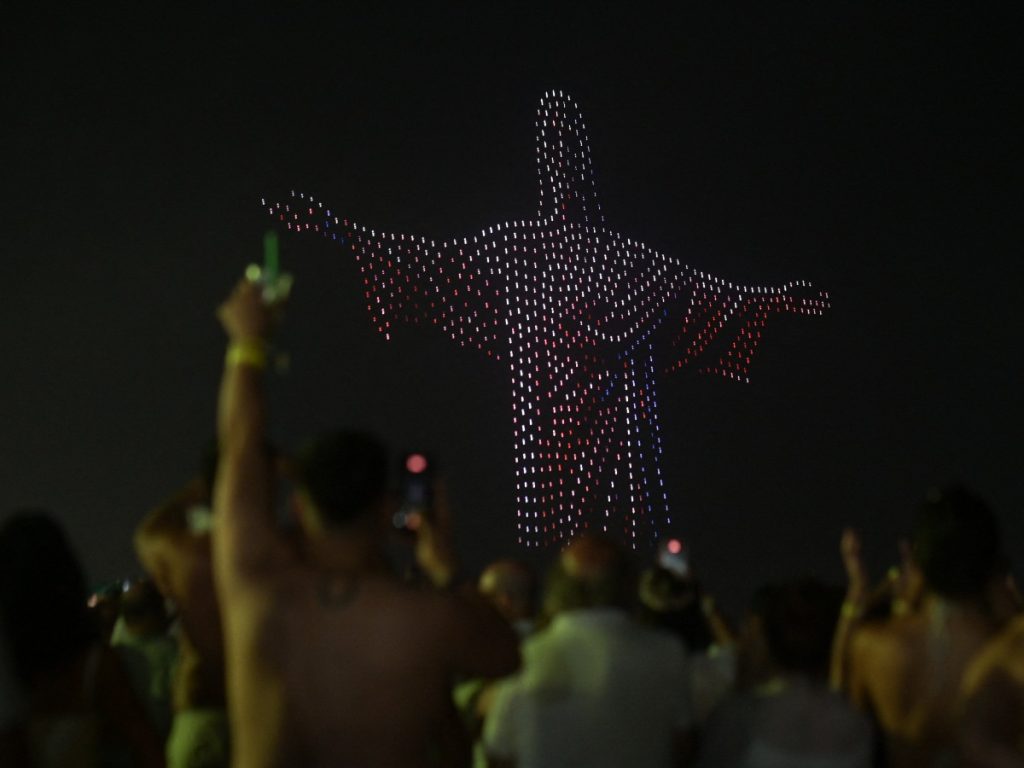 Un espectáculo de luces con drones que representa la estatua del Cristo Redentor se presenta tras los fuegos artificiales de Año Nuevo en la playa de Copacabana, en Río de Janeiro, Brasil, durante la madrugada del 1 de enero de 2026. Fotografía/ AFP