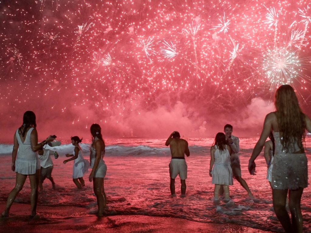 Millones de personas se reunieron en las playas de Río de Janeiro para recibir el Año Nuevo en una celebración que volvió a romper récords de asistencia a nivel mundial. Fotografía/ AFP