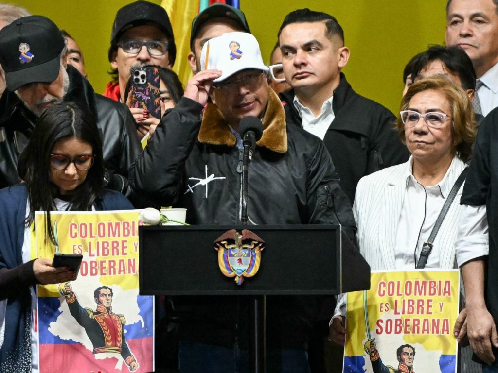 El presidente de Colombia, Gustavo Petro, habla durante la Marcha por la Soberanía y la Democracia contra las amenazas del presidente de Estados Unidos, Donald Trump, en la Plaza de Bolívar de Bogotá, el 7 de enero de 2026. Fotografía/ AFP