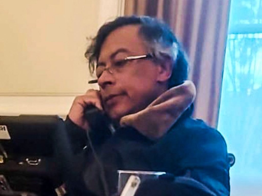 Video difundido por la oficina de prensa de la Presidencia de Colombia que muestra al presidente Gustavo Petro hablando por teléfono con su homólogo estadounidense, Donald Trump, en la Casa de Nariño, en Bogotá, el 7 de enero de 2026. Fotografía/ AFP