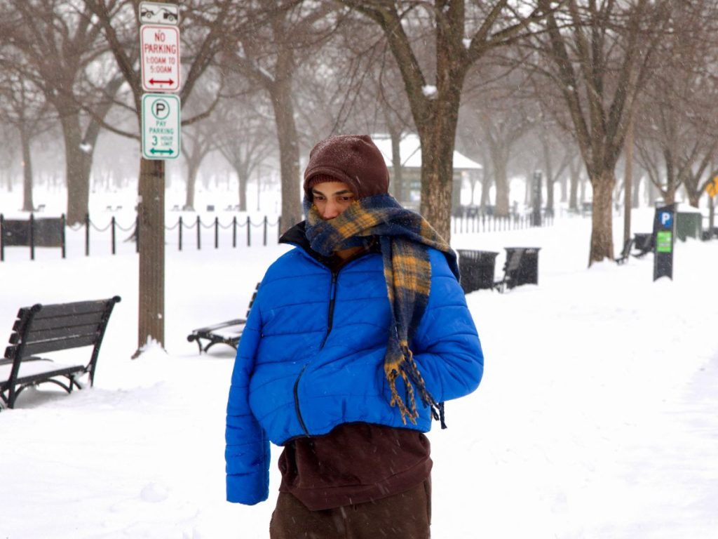 Una persona camina por el National Mall mientras cae nieve en Washington, DC, el 25 de enero de 2026. Fotografía/ AFP
