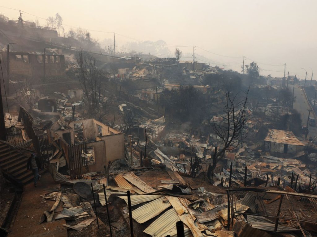 Los incendios forestales que afectan el sur de Chile han dejado al menos 15 personas fallecidas y han obligado a más de 50,000 a evacuar, informaron las autoridades.Fotografía/ AFP
