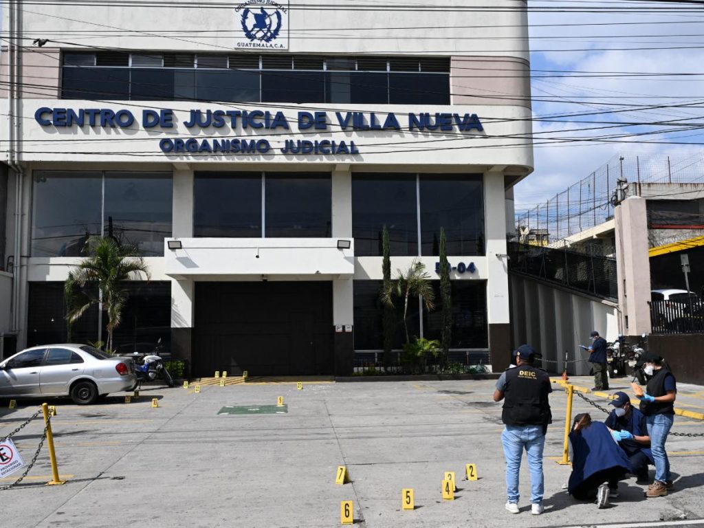 El ministro de Gobernación de Guatemala acusó este domingo a las pandillas de asesinar a siete policías en represalia por la negativa del Gobierno a trasladar a los líderes criminales a una cárcel de menor seguridad. Fotografía/ AFP