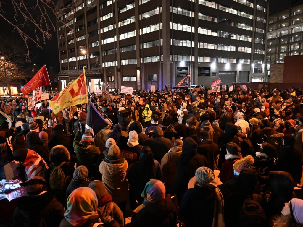 People protest in front of the Immigration and Customs Enforcement (ICE) headquarters in downtown Washington, DC, on January 24, 2026 following the deadly shooting of a man by federal immigration officers earlier in the day in Minneapolis, Minnesota.. Fotografia/ AFP
