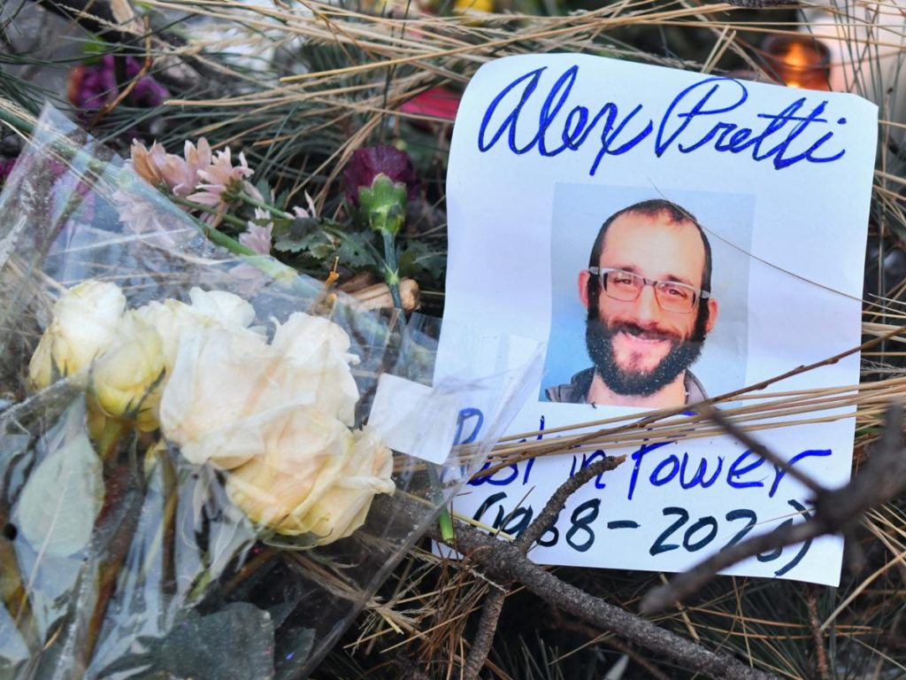 Flores fueron colocadas en un memorial improvisado en el lugar donde Alex Pretti fue abatido a tiros un día antes por agentes federales de inmigración en Mineápolis, Minnesota, el 25 de enero de 2026. Fotografía/ AFP