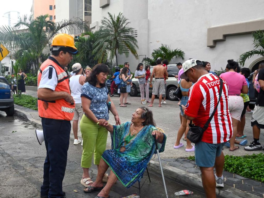 Un turista recibe asistencia tras ser evacuado de un hotel durante un sismo de magnitud 6.5 en Acapulco, estado de Guerrero, México, el 2 de enero de 2026. Fotografía/ AFP