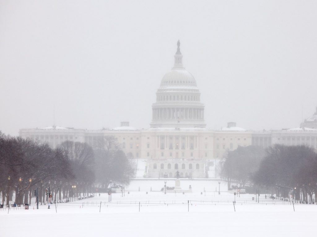 Una vista del Capitolio de Estados Unidos mientras cae nieve en Washington, DC, el 25 de enero de 2026. Fotogrfía/ AFP