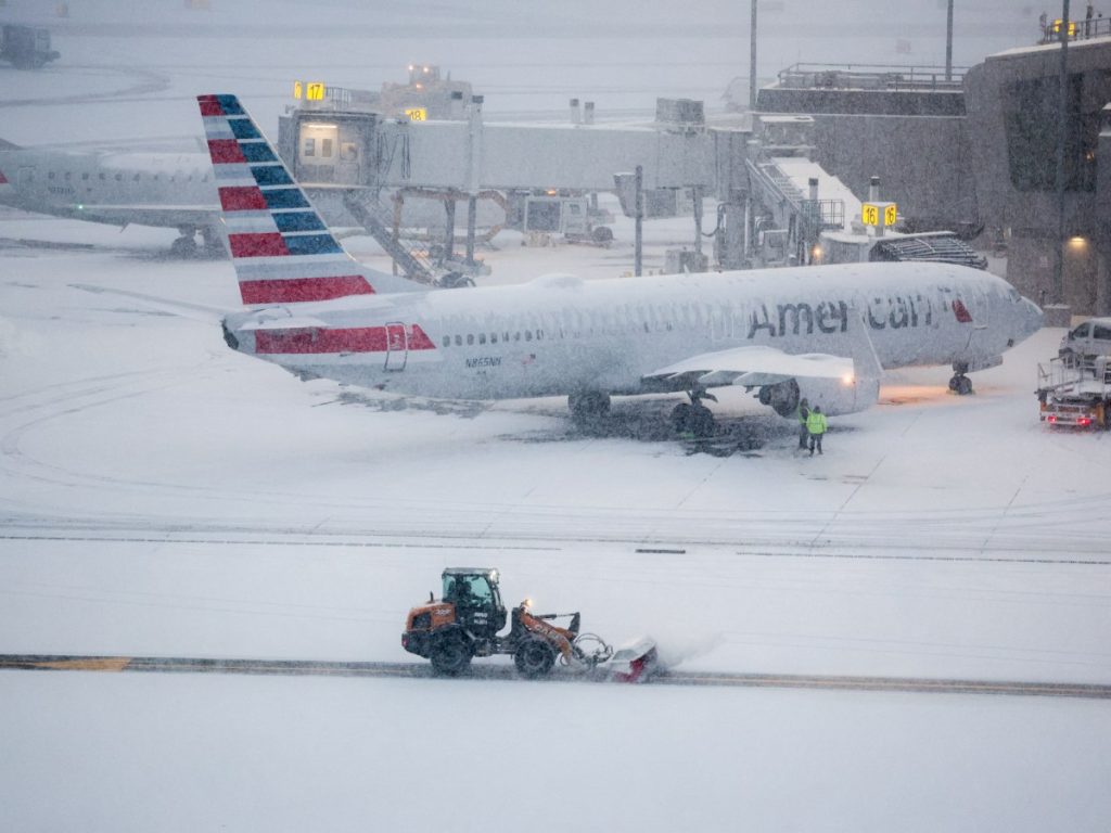 Un avión de pasajeros Boeing 737 de American Airlines permanece estacionado en una puerta de embarque sobre la pista del aeropuerto LaGuardia, en Nueva York, el 25 de enero de 2026. Fotografía/ AFP