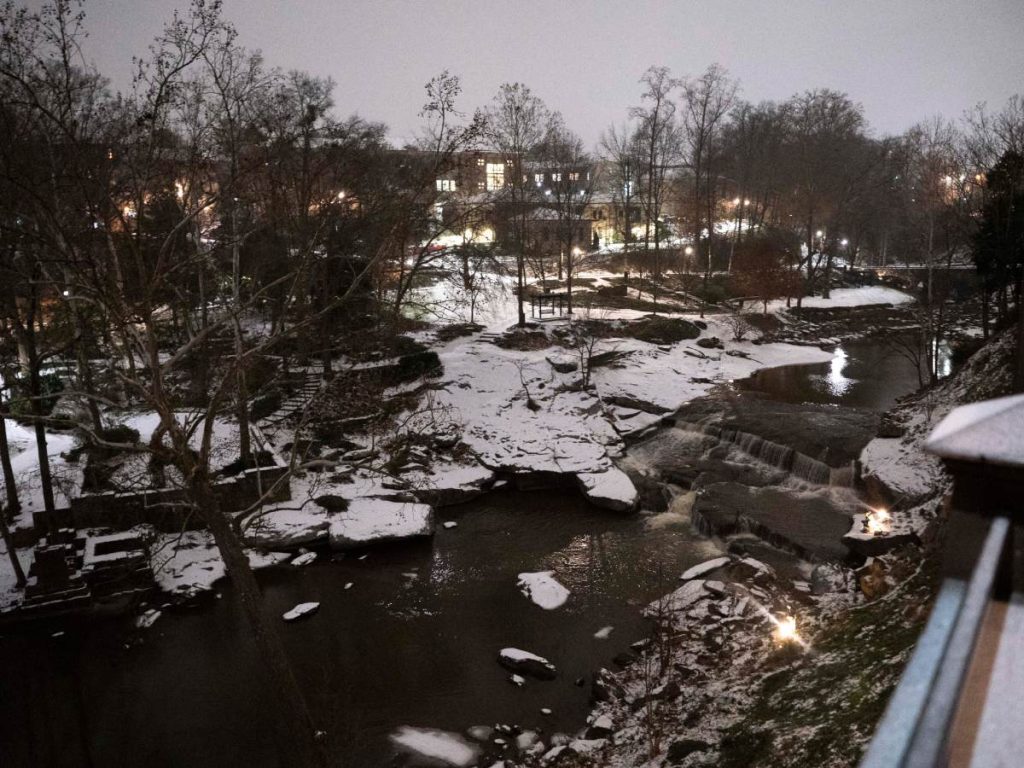 Aguanieve, nieve y hielo se acumulan alrededor de Reedy Falls el 25 de enero de 2026 en Greenville, Carolina del Sur. Fotografía/ AFP