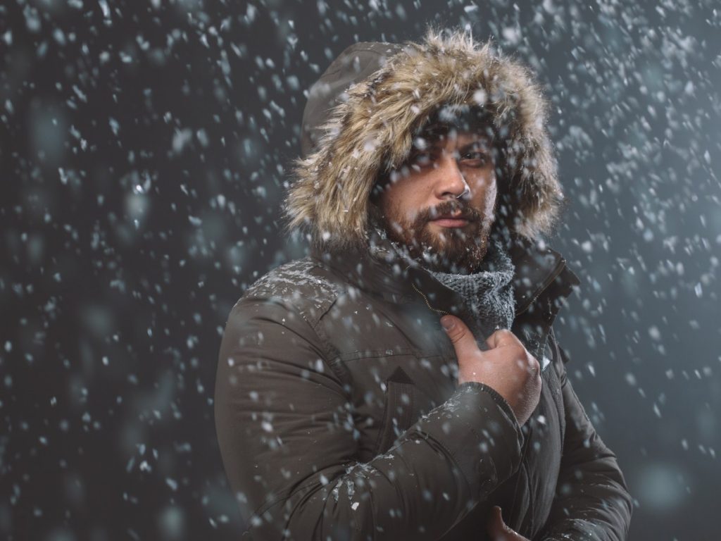 La combinación de nieve y bajas temperaturas marca la rutina diaria de millones de personas en distintas regiones del país. Fotografía de referencia/ Freepik