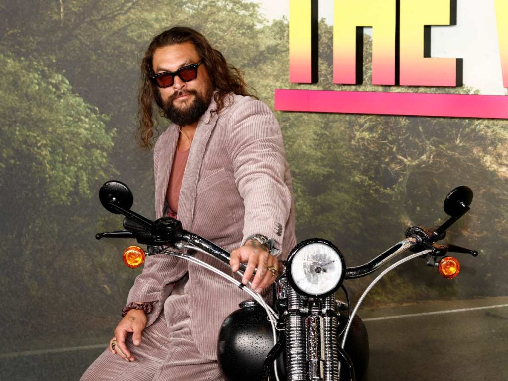 Jason Momoa posa sobre una motocicleta en la alfombra roja de The Wrecking Crew en Londres, en medio de la expectativa por su regreso al cine de acción y su nuevo rol en DC.
