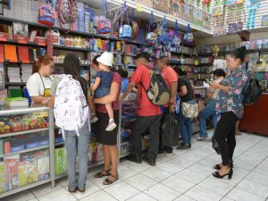 Cuadernos, lapiceros, mochilas y loncheras son parte del surtido que más buscan las familias en esta temporada.
