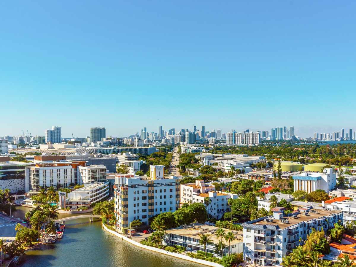 Con experiencia propia, Irma asesora a inversionistas latinos que buscan adquirir propiedades en Florida desde el extranjero de forma segura y legal.