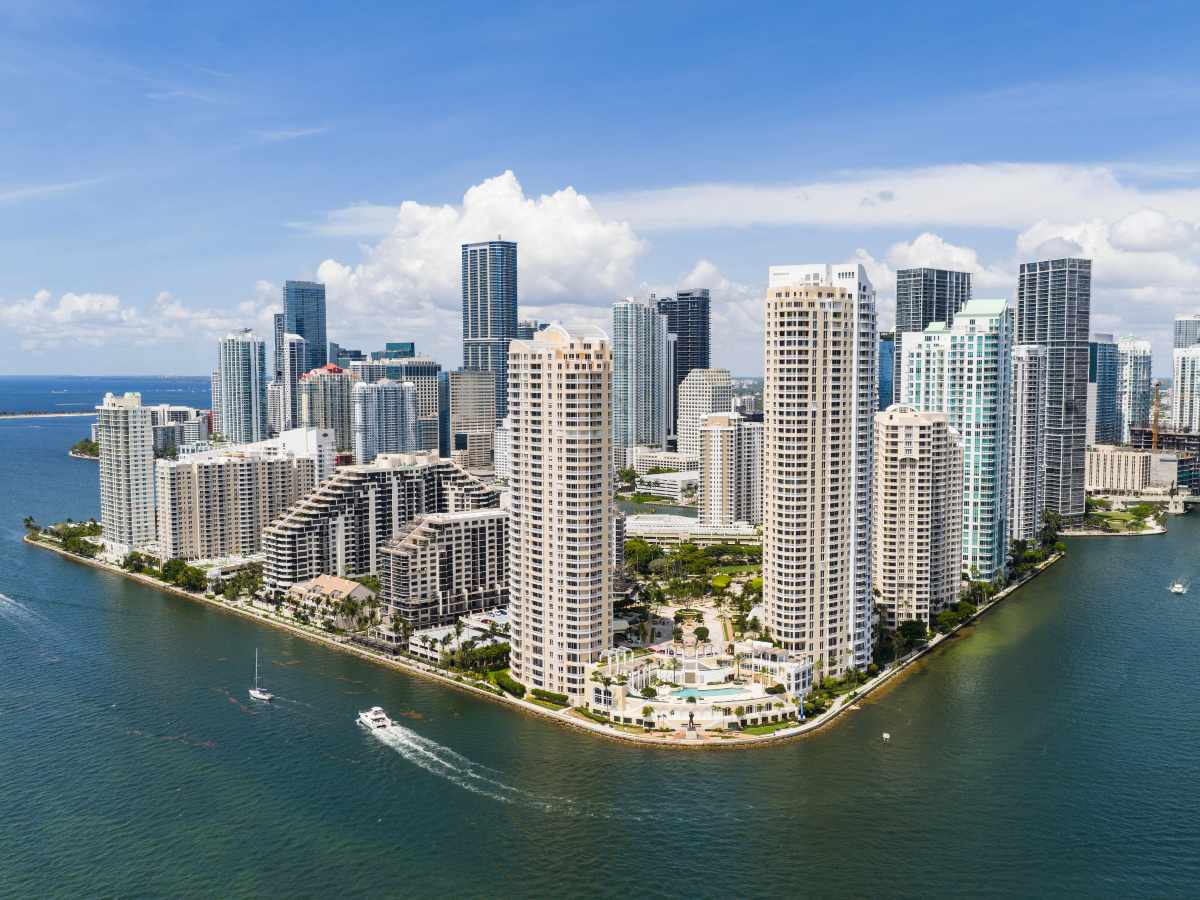 Con experiencia propia, Irma asesora a inversionistas latinos que buscan adquirir propiedades en Florida desde el extranjero de forma segura y legal. / Shutterstock