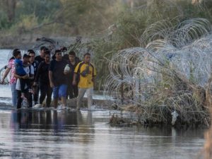El río Bravo suma vigilancia y estructuras flotantes en uno de los tramos más sensibles de la frontera.