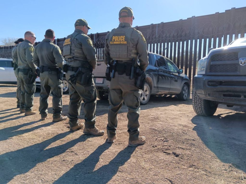 Autoridades estadounidenses reportan una fuerte reducción en las detenciones de migrantes salvadoreños, aunque alertan sobre un repunte en el último trimestre de 2025. Fotografía/ elsalvador.com