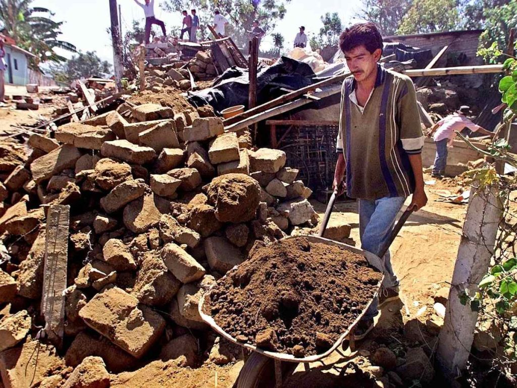 Un hombre retira tierra el 16 de enero de 2001 de lo que antes era su casa, destruida por el terremoto del 13 de enero en Tepecoyo, El Salvador. Fotografía/ AFP