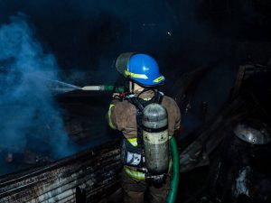 Bomberos de El Salvador atendiendo un incendio en maleza seca durante las celebraciones de fin de año 2025. Fotografía/ Protección Civil