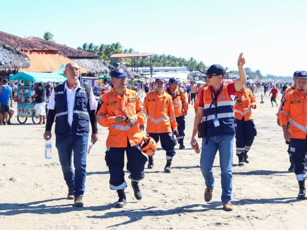 Emergencias durante el fin de año 2025 en El Salvador: incendios, accidentes viales, rescates en playas y quemaduras por pólvora, con aumento respecto a 2024. Fotografía/ Protección Civil