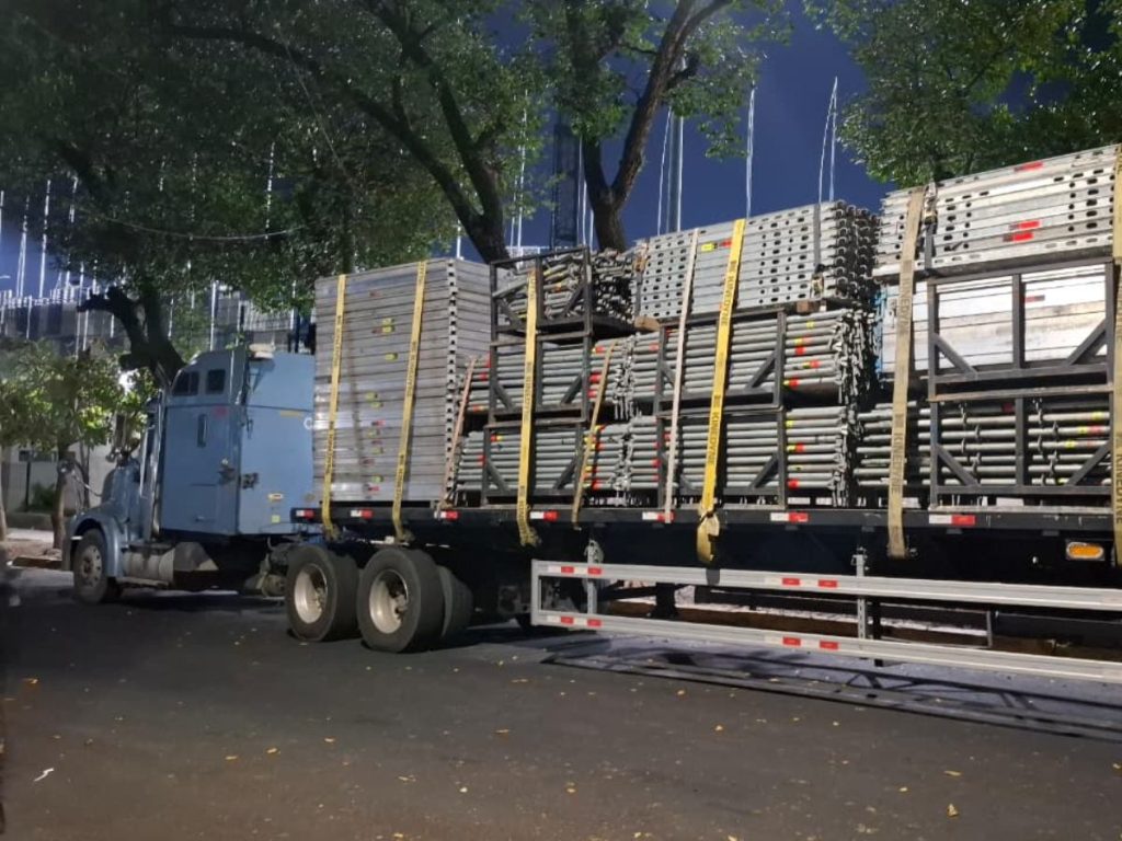 Tráileres y camiones ingresan por tandas a la zona para descargar estructuras y equipo técnico del Las Mujeres Ya No Lloran World Tour. Fotografía/ Lissette Figueroa