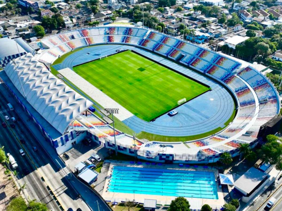 La 45.ª avenida sur, en la colonia Flor Blanca, permanece cerrada por la descarga y montaje de estructuras para los conciertos de Shakira en el Estadio “Mágico” González. Fotografía/ elsalvador.com