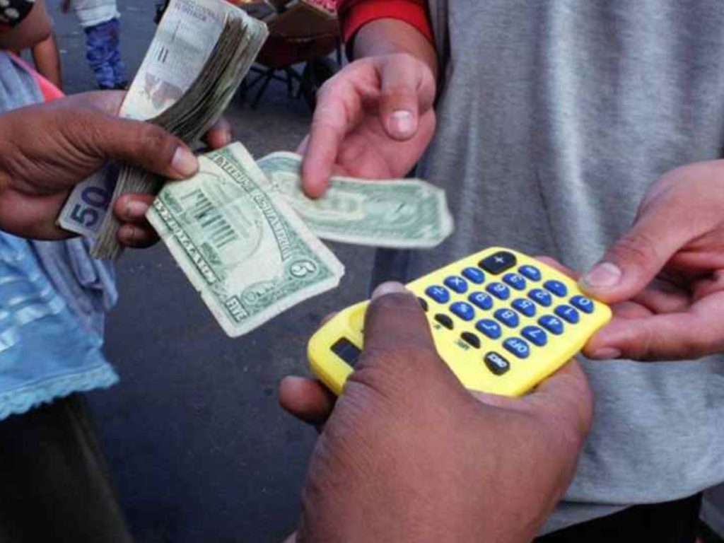 Los colones fueron relegados rápidamente, dejando al dólar como la moneda predominante en la economía salvadoreña. Fotografía/ archivo
