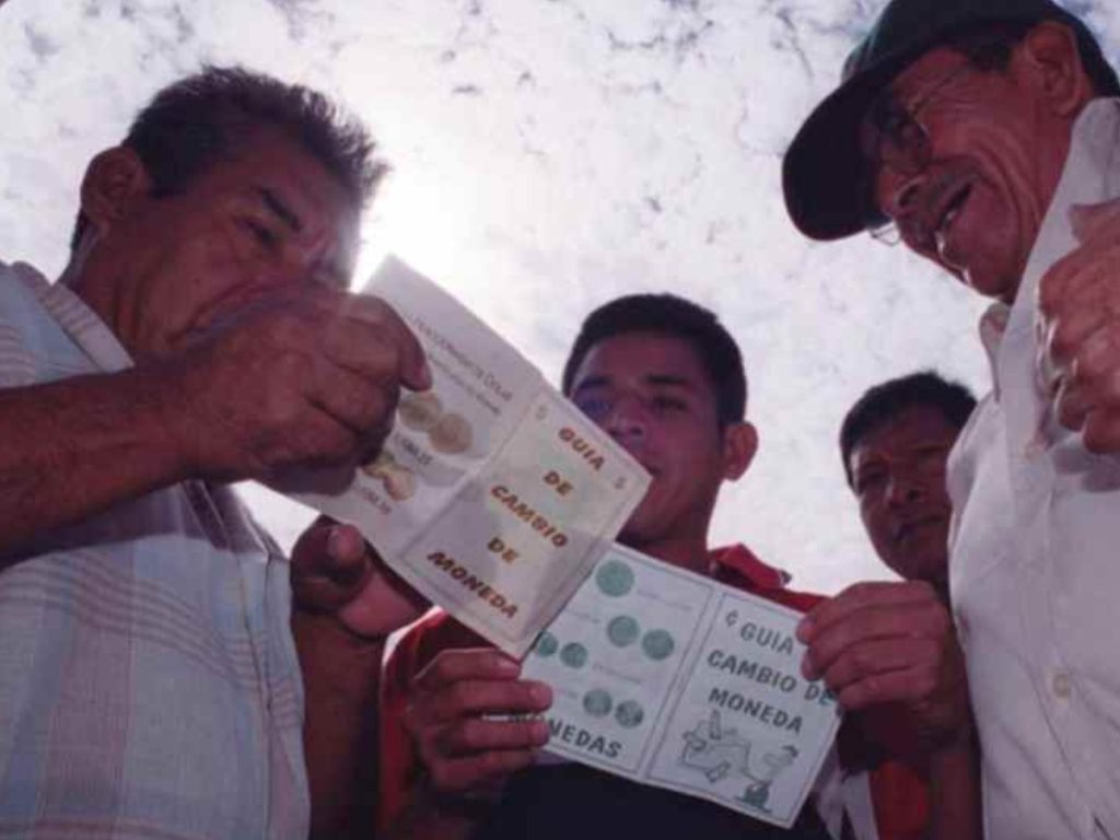La confusión y la apatía reinaron en las primeras semanas en las que circuló legalmente el dólar estadounidense en el país. Fotografía/ archivo