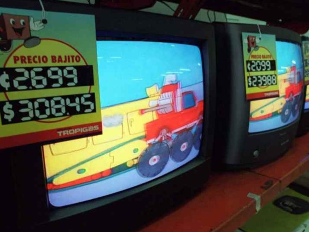 Precios en colones y dólares durante los primeros días de circulación legal de dólares en el país