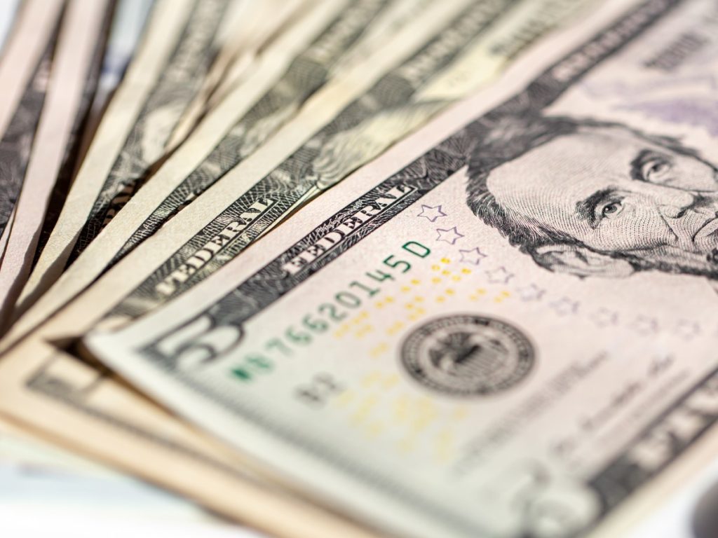 Billetes de dólar comenzaron a circular en El Salvador el 1 de enero de 2001, marcando el inicio de la dolarización y la gradual desaparición del colón. Fotografía/ Freepik