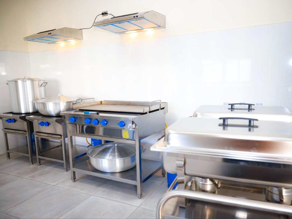 El centro educativo dispone de una cocina equipada para la preparación de los alimentos de la comunidad estudiantil.