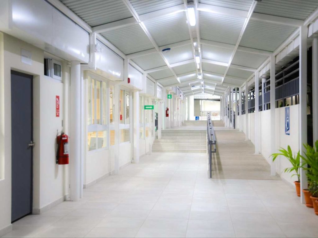 Detalle de la infraestructura renovada en la Escuela Parvularia Jardines de La Sabana, intervenida con una inversión superior a $1.4 millones.