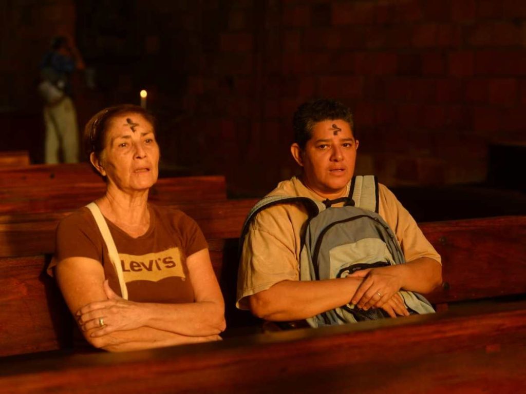 La imposición de la ceniza en la frente de los fieles marca el inicio de la Cuaresma, un tiempo de reflexión, conversión y preparación espiritual para la Semana Santa en El Salvador.