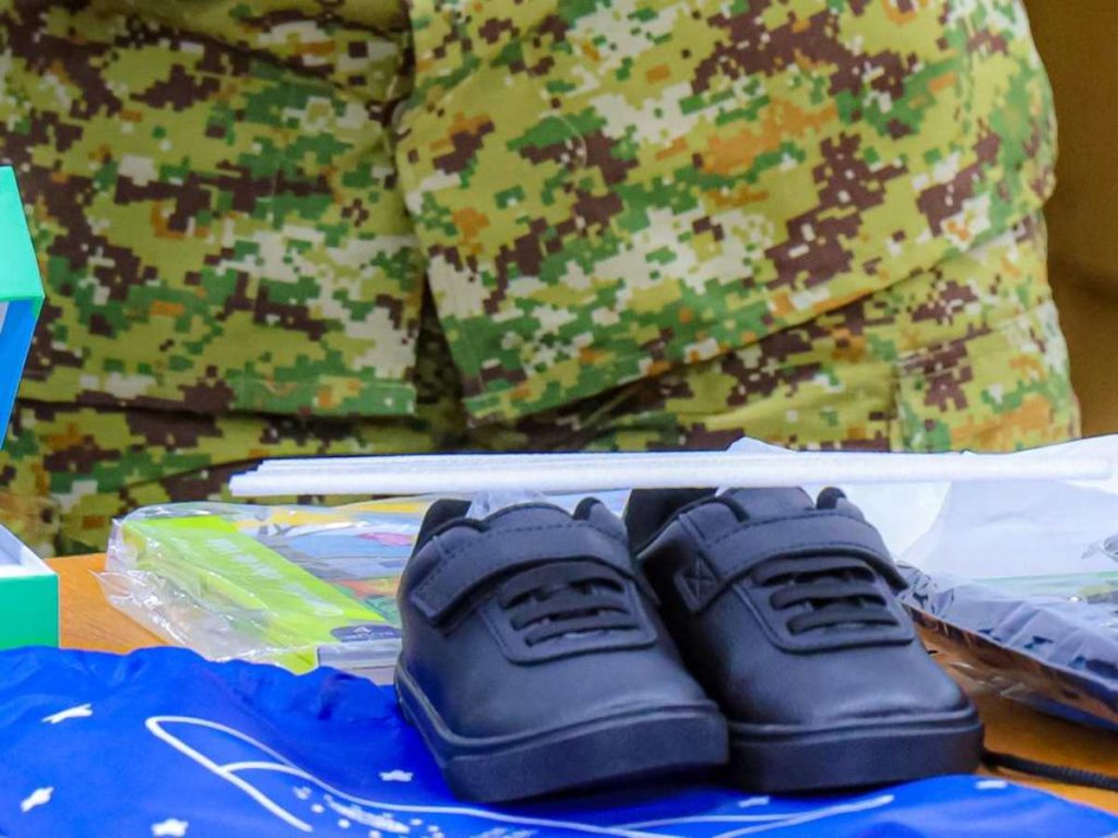 Los zapatos escolares forman parte del paquete y se entregan junto con los demás insumos básicos.