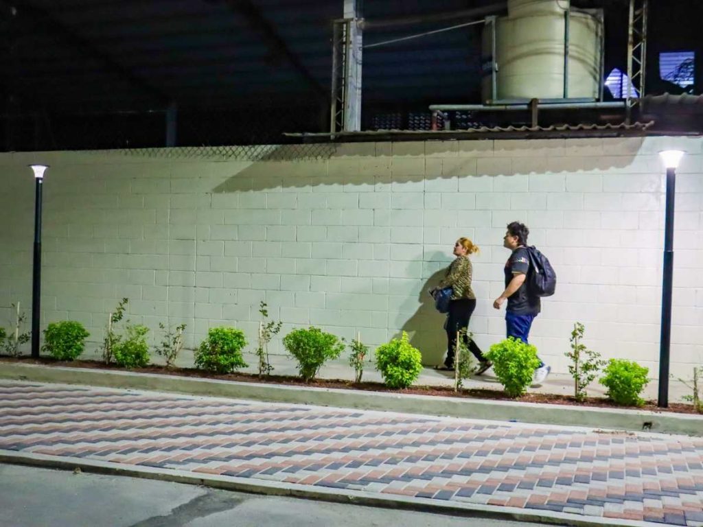 Nuevas luminarias fueron instaladas en el corredor peatonal de la calle Leonardo Azcúnaga, en el distrito de Apopa, para mejorar la iluminación del sector.