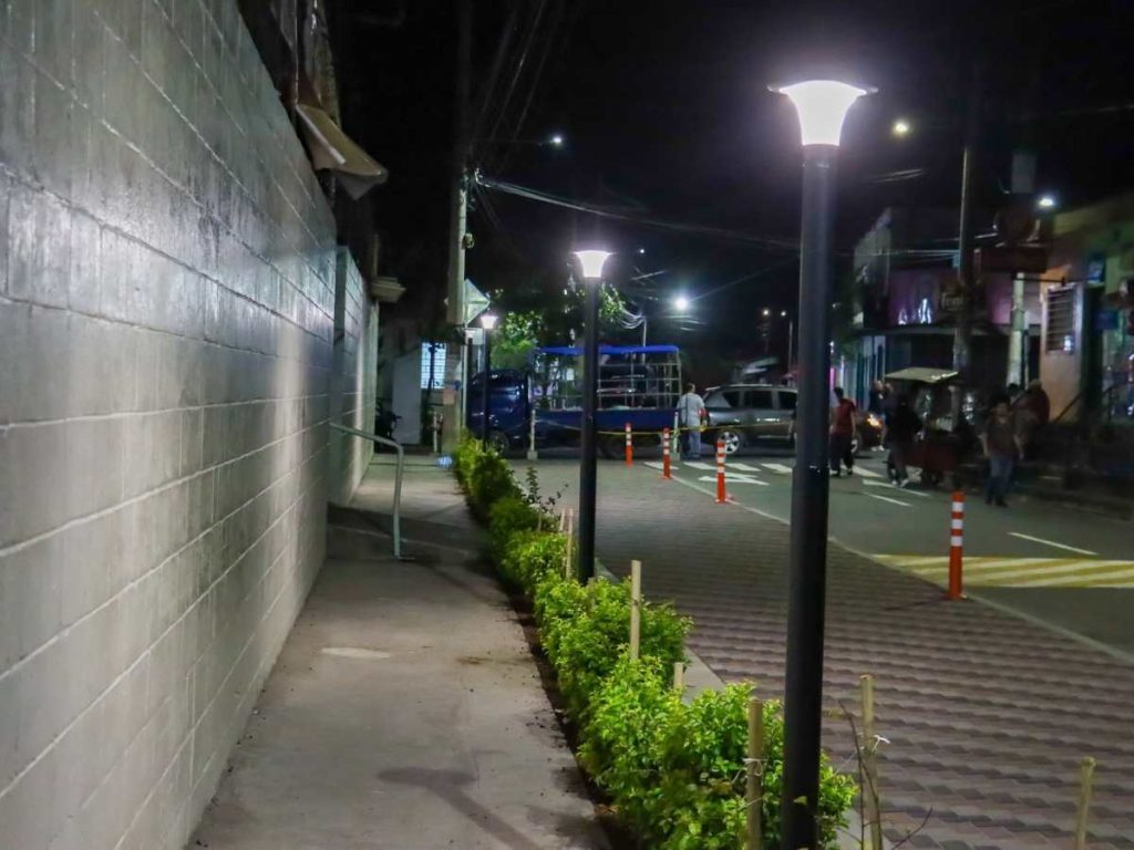 La intervención incluyó la colocación de lámparas a lo largo del tramo y mejoras en las aceras para facilitar el tránsito peatonal.