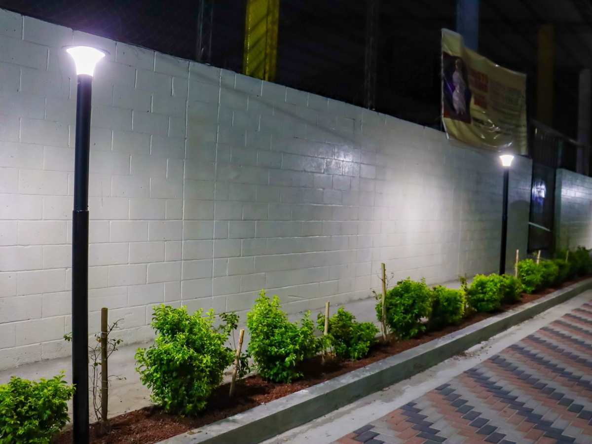 El corredor peatonal de la calle Leonardo Azcúnaga, en Apopa, fue equipado con nuevas luminarias para mejorar la visibilidad nocturna.