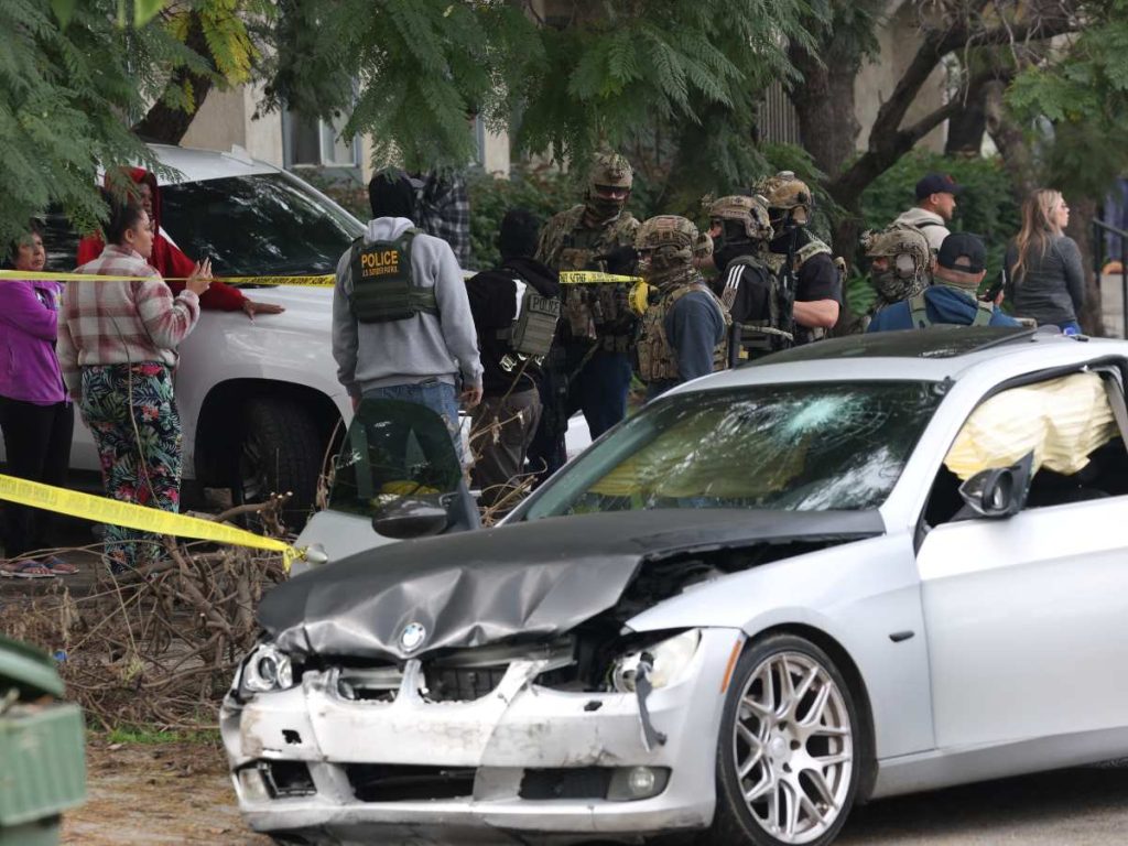 La residente Shonique Williams, defensora de la justicia penal y candidata a la Cámara de Representantes de EE. UU. en noviembre, confronta a un agente federal cerca de un coche accidentado mientras investigan la escena de un presunto tiroteo durante un operativo de agentes federales de inmigración en Willowbrook, California, cerca de Los Ángeles, el 21 de enero de 2026.