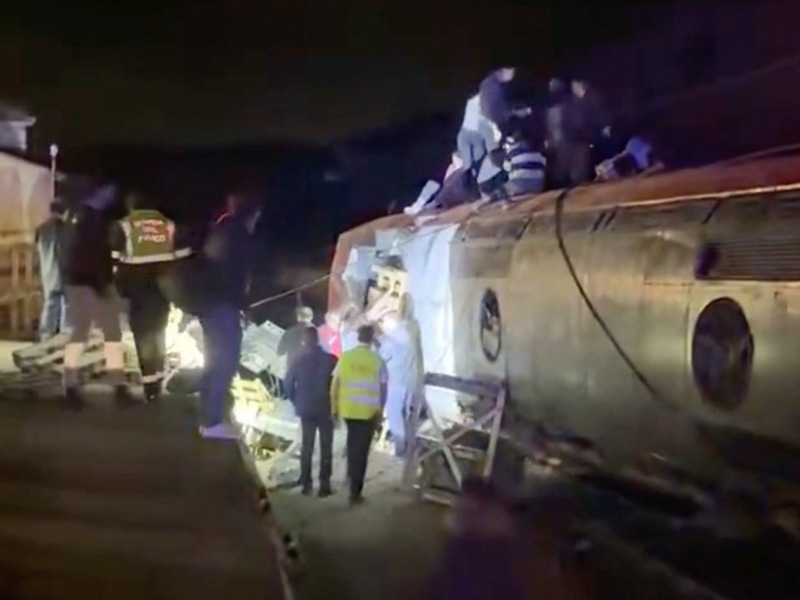 Este video, obtenido a partir de imágenes de contenido generado por usuarios (UGC) publicadas en redes sociales y verificadas por los equipos de AFPTV en Madrid, muestra a personal de emergencia trabajando tras un accidente de tren en Adamuz, en el sur de España, el 18 de enero de 2026. / Foto AFP