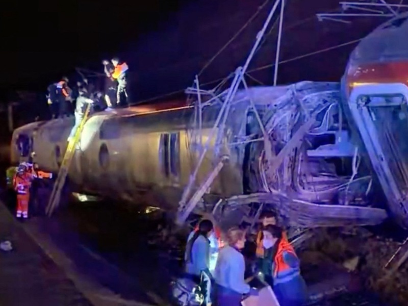 Este video, capturado a partir de imágenes de contenido generado por usuarios (UGC) publicadas en redes sociales y verificadas por los equipos de AFPTV en Madrid, muestra a personal de emergencia trabajando tras un accidente ferroviario en Adamuz, en el sur de España, el 18 de enero de 2026. / Foto AFP