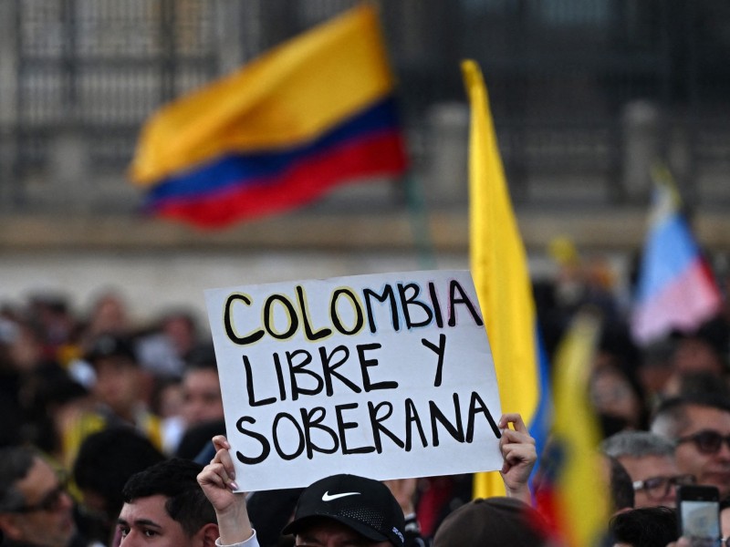Cientos de personas marcharon en la Plaza Bolívar, en Bogotá, para apoyar la soberanía de Colombia y condenar la incursión de Estados Unidos en Venezuela, el pasado 7 de enero de 2026. / Foto AFP