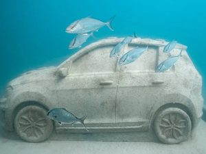 Fotografía cedida por Reefline que muestra uno de los coches de hormigón que forma parte de una especie de autopista marina que se encuentra a poco más de seis metros de profundidad, en las aguas de Miami Beach (Estados Unidos). EFE/Nola Schoder/Reefline