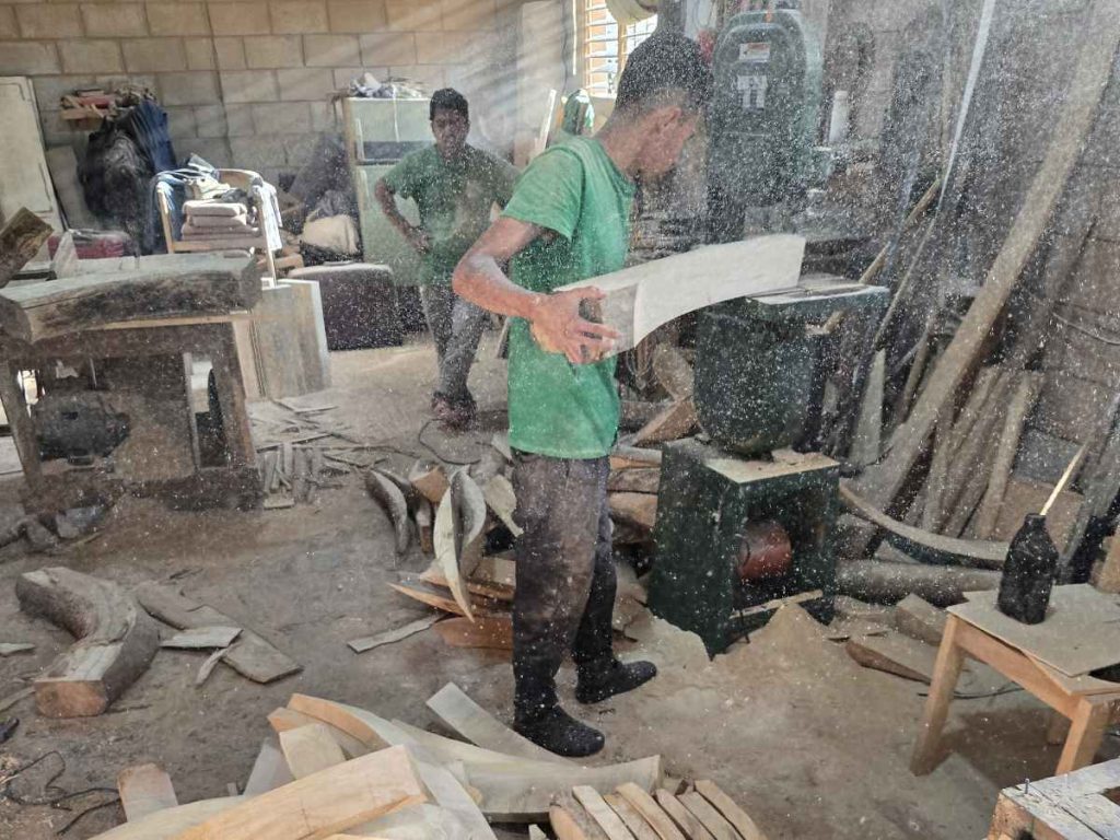 Vista conceptual de una Zona Bitcoin costera, diseñada como hub tecnológico y turístico impulsado por energía renovable y pagos en BTC.