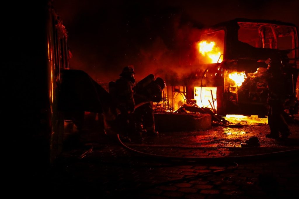 El incendio ocurrido en la colonia Antekirta, en Soyapango, destruyó 10 unidades del transporte público y cuatro vehículos tipo sedán.