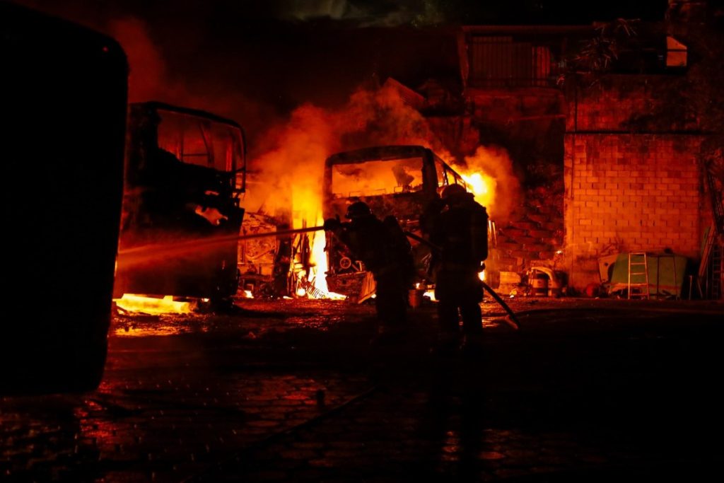 El predio funcionaba como parqueo y resguardo de unidades del transporte público que operan desde la Terminal Nueva Amanecer hacia el oriente del país.