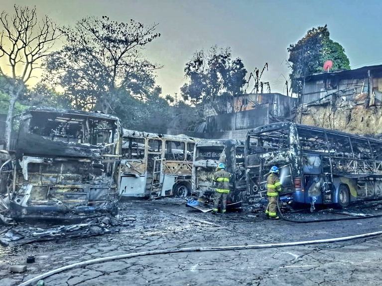 Incendio destruye 10 unidades del transporte en Soyapango