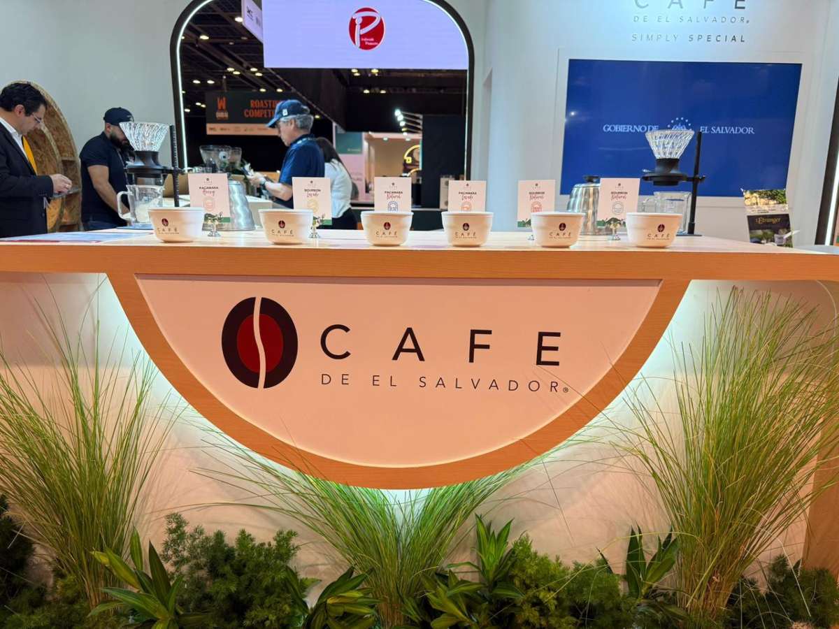 Representantes del Instituto Salvadoreño del Café promueven la calidad del grano nacional ante compradores internacionales en WOC Dubái 2026.