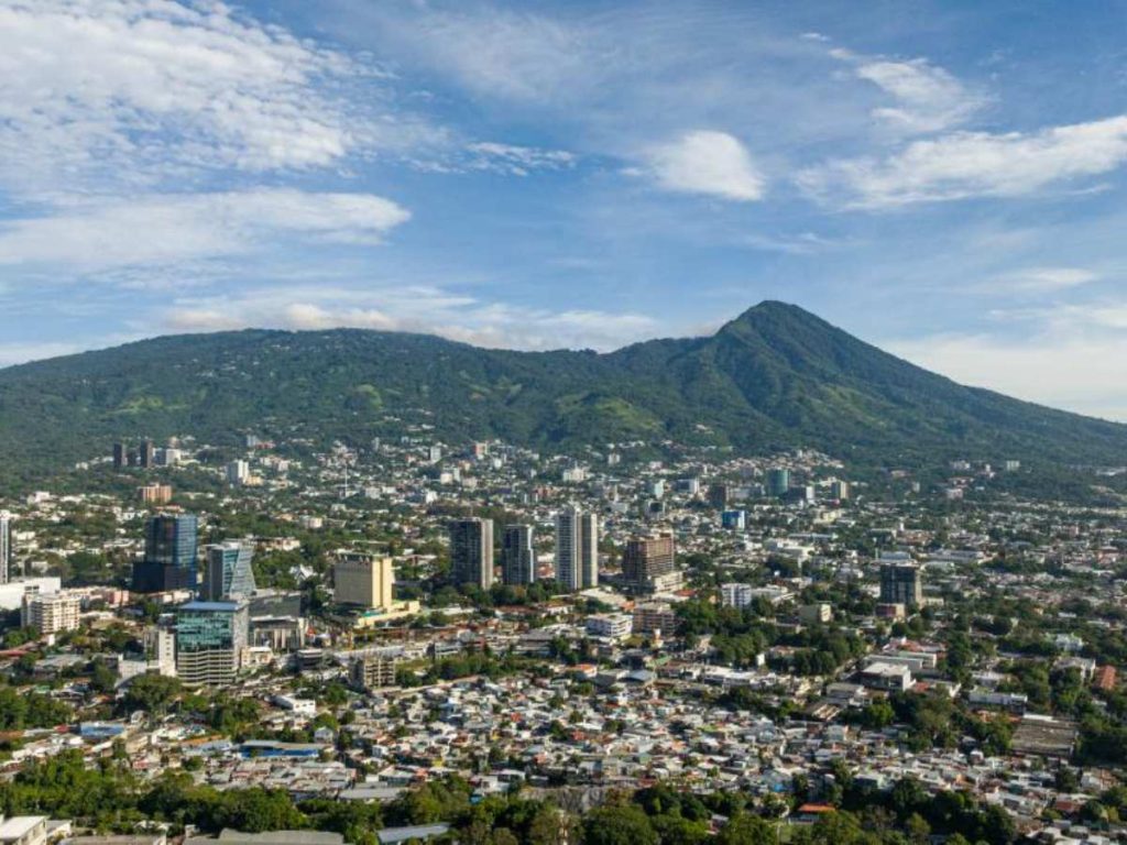 or la tarde, podrían registrarse lluvias breves en zonas altas del norte de Santa Ana y Chalatenango.